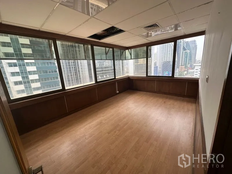 办公空间 出租在Watthana, Bangkok - 独立办公室，环窗视野与吊顶设计，城景通透。