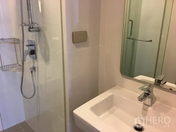 คอนโด ให้เช่าในWatthana, Bangkok - ห้องน้ำสมัยใหม่พร้อมตู้ชาวเวอร์กระจก ชุดก๊อกโครเมียม อ่างล้างหน้าและกระจก