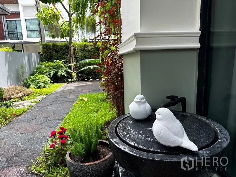 บ้าน ให้เช่าในPrawet, Bangkok - มุมบ่อเล็กในสวนพร้อมตุ๊กตานกสีขาวและสนามหญ้า