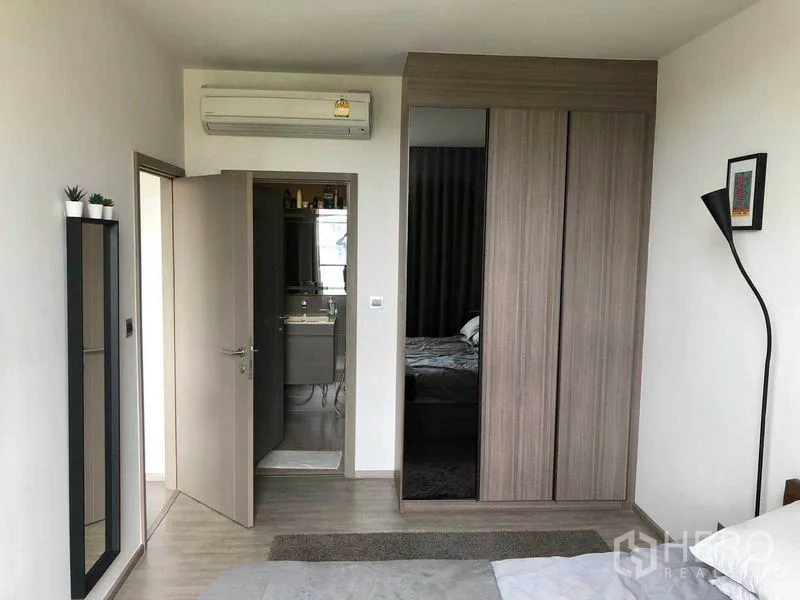 公寓 出租在Watthana, Bangkok - 主卧带嵌入式衣柜与通往卫浴的门。