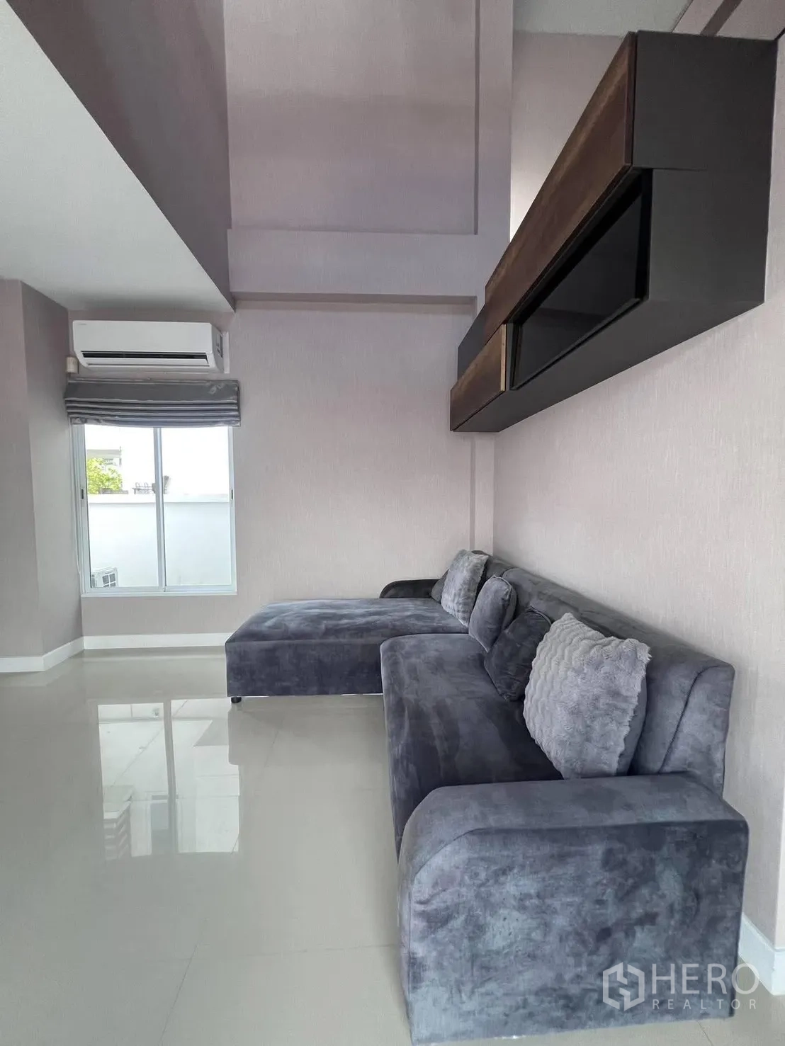 บ้านเดี่ยว for rent or sale in Saphan Sung, Bangkok - มุมมองอีกด้านของห้องนั่งเล่นกับโซฟาตัวใหญ่สีเทา.