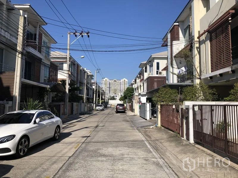 Townhouse for rent in Yan Nawa, Bangkok - Quiet residential street lined with three-storey townhouses and parked cars in Yan Nawa.