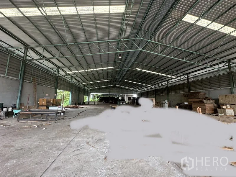 โรงงาน ขายในBang Bua Thong, Nonthaburi - ภายในโรงงานกว้าง โปร่ง หลังคาสูง โครงถักเหล็ก พื้นคอนกรีต