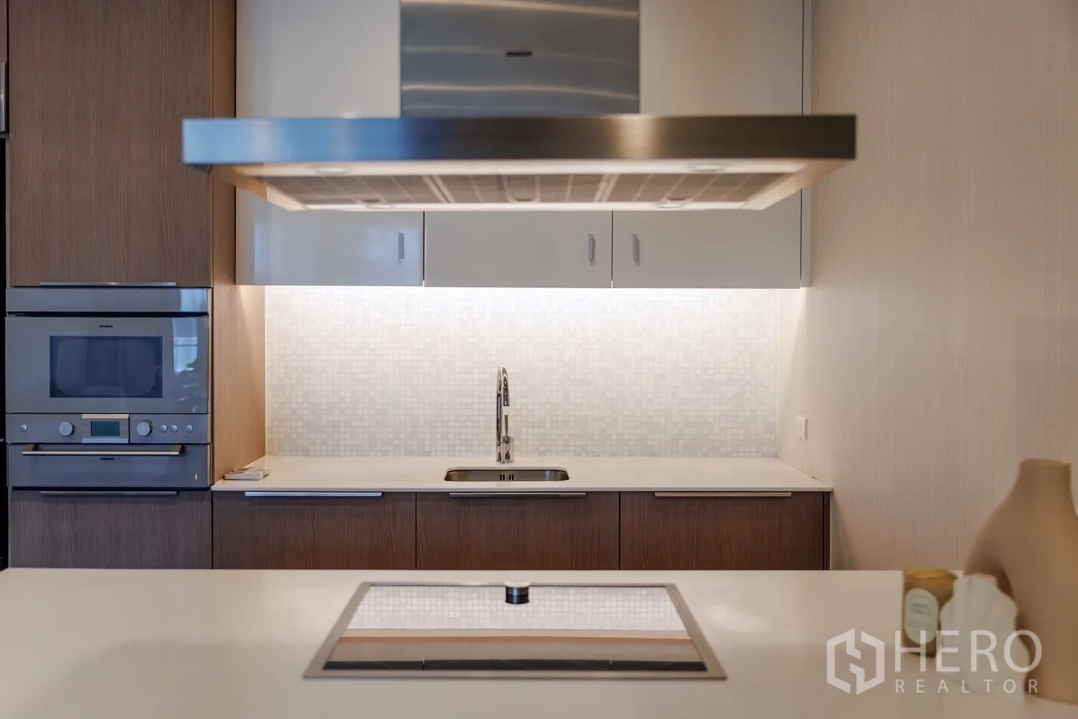 คอนโด for rent or sale in Pathum Wan, Bangkok - ครัวดีไซน์ทันสมัยพร้อมเตาอบ ไอส์แลนด์เตา และผนังกระเบื้องโมเสก