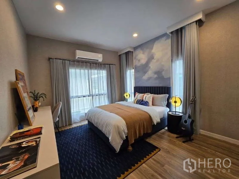 บ้าน ให้เช่าในBang Kapi, Bangkok - ห้องนอนรองสว่างไสว พร้อมหน้าต่างใหญ่ ผนังลาย และพื้นไม้