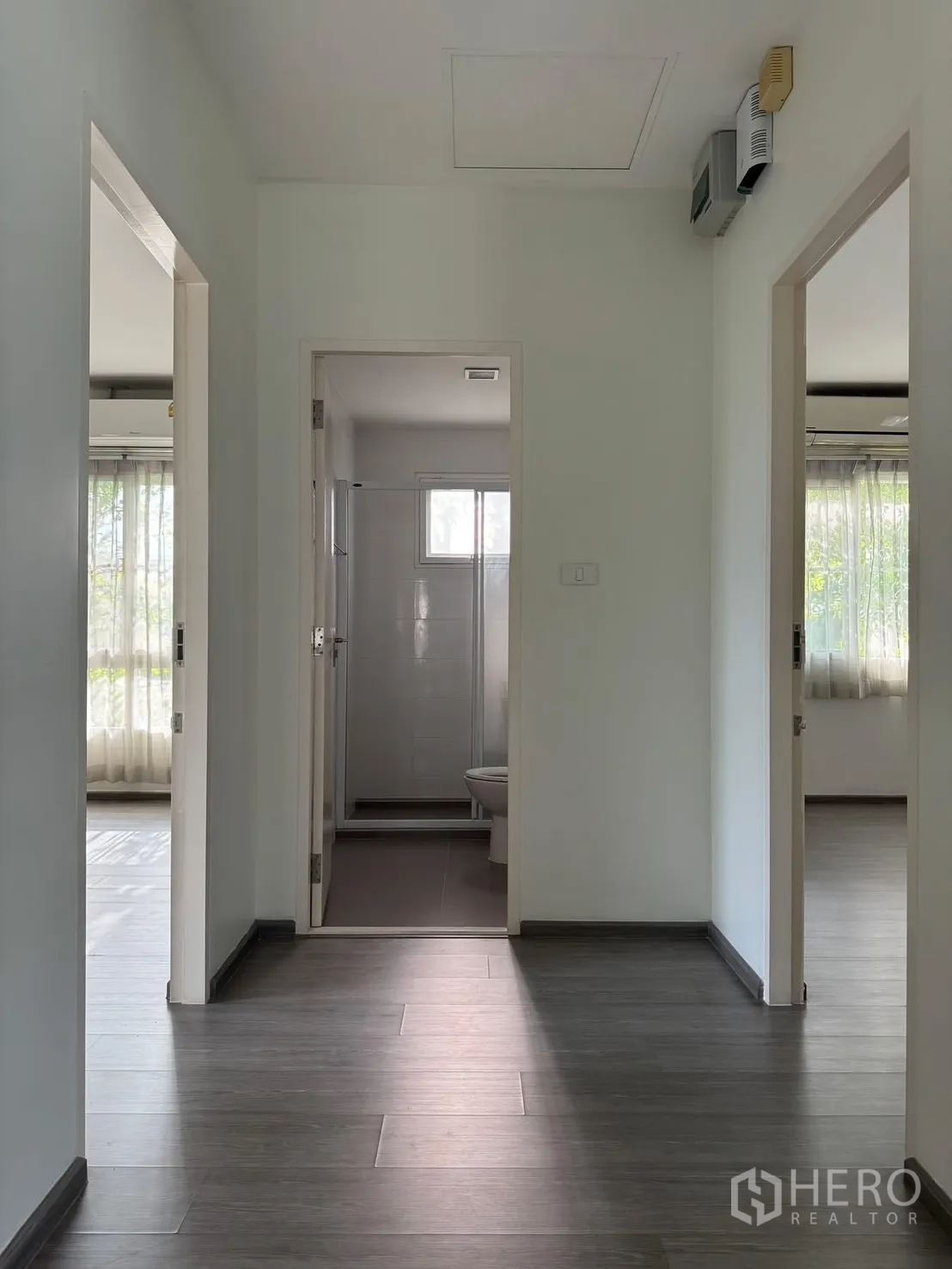 บ้านเดี่ยว for rent in Bang Phli, Samut Prakan - โถงชั้นบนพื้นลามิเนต เดินเชื่อมห้องนอนและห้องน้ำ