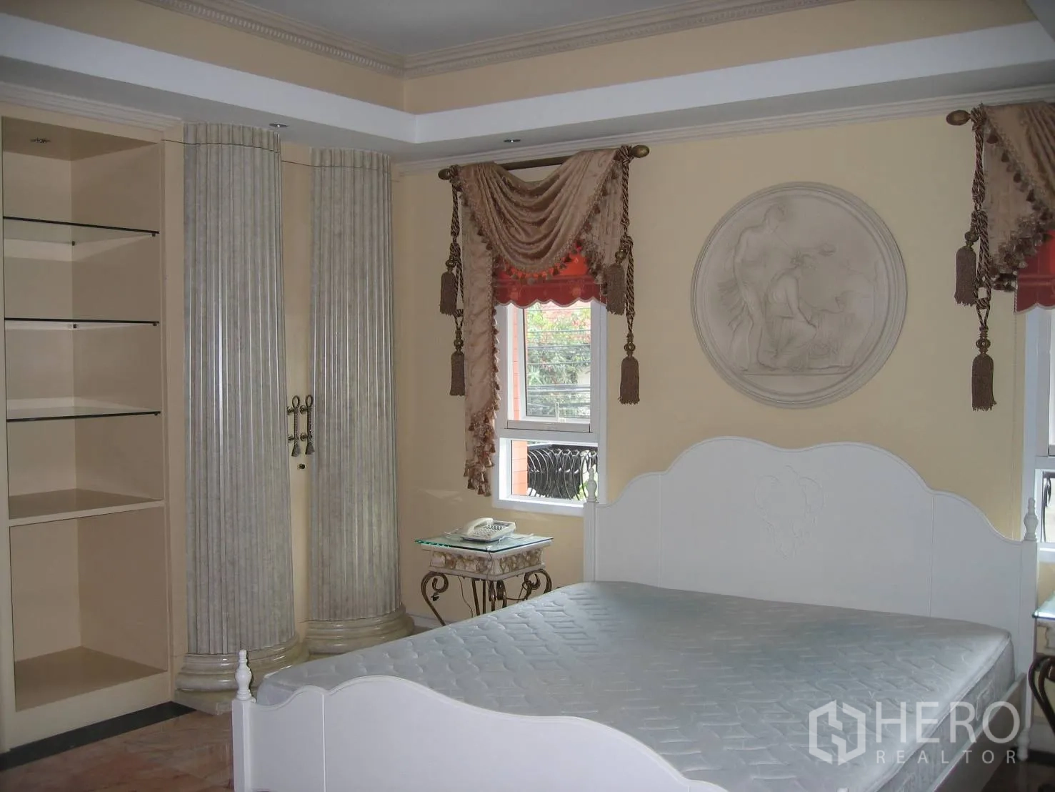 Detached House for rent in Watthana, Bangkok - Bedroom with classic molding, built-in shelving and draped windows.