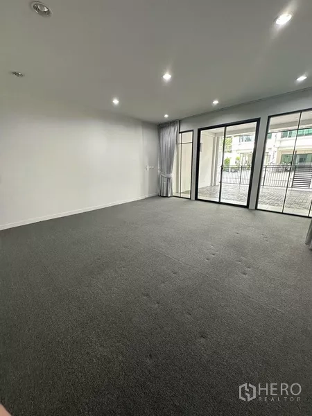 สำนักงานที่บ้าน ให้เช่า - ห้องโชว์รูม/สำนักงานชั้นล่าง ปูพรม ประตูกระจกเปิดสู่เฉลียง