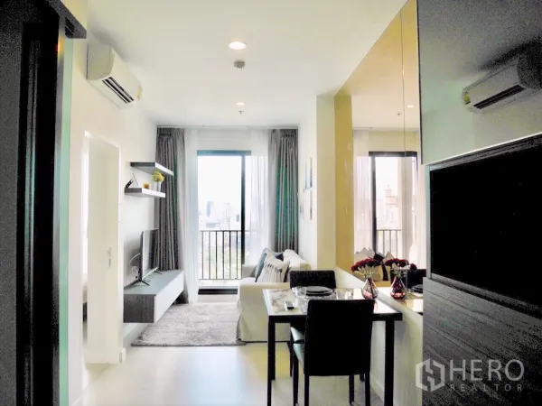 คอนโด ให้เช่าในPathum Wan, Bangkok - มุมมองกว้างของโซนรับแขกเชื่อมพื้นที่รับประทานอาหารและระเบียงวิวสกายไลน์