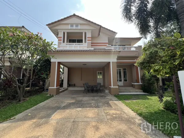 独立式住宅 出租在Lat Krabang, Bangkok - 双层独栋别墅正面，带有顶棚车库、车道与草坪