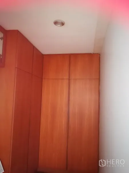 Townhouse for rent or sale in Watthana, Bangkok - Built-in wooden wardrobe along the hallway corner.