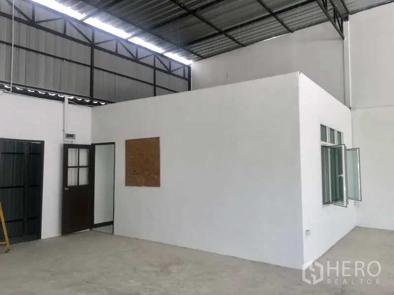 货栈 出租在Lam Luk Ka, Pathum Thani - 仓库内的独立办公室，带门与窗。