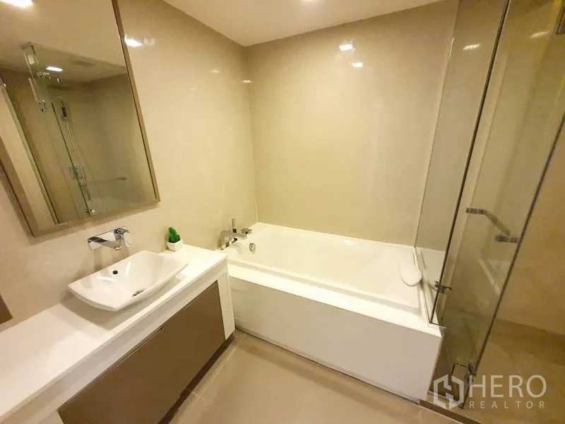 公寓 出租在Watthana, Bangkok - 现代浴室，含浴缸、台盆与玻璃淋浴间