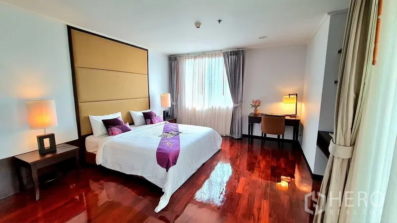 อพาร์ทเมนท์ ให้เช่าในWatthana, Bangkok - ห้องนอนมาสเตอร์ เตียงคิง พื้นไม้ขัดเงา โต๊ะทำงาน และแสงธรรมชาติอ่อนๆ