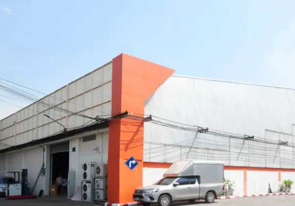 คลังสินค้า ให้เช่าในBang Na, Bangkok - มุมอาคารโกดังดีไซน์สีส้ม พร้อมพื้นที่จอดรถด้านหน้า