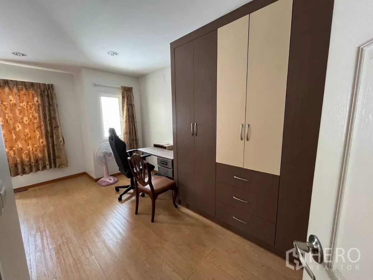 Townhouse for rent in Bang Kho Laem, Bangkok - Built-in wardrobe and study desk in a secondary bedroom.