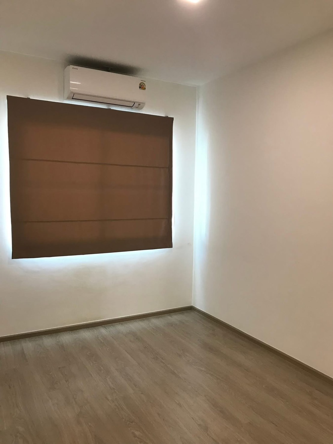 ทาวน์เฮาส์ for rent in Prawet, Bangkok - ห้องติดแอร์ ม่านทึบสีน้ำตาล และพื้นลามิเนตลายไม้