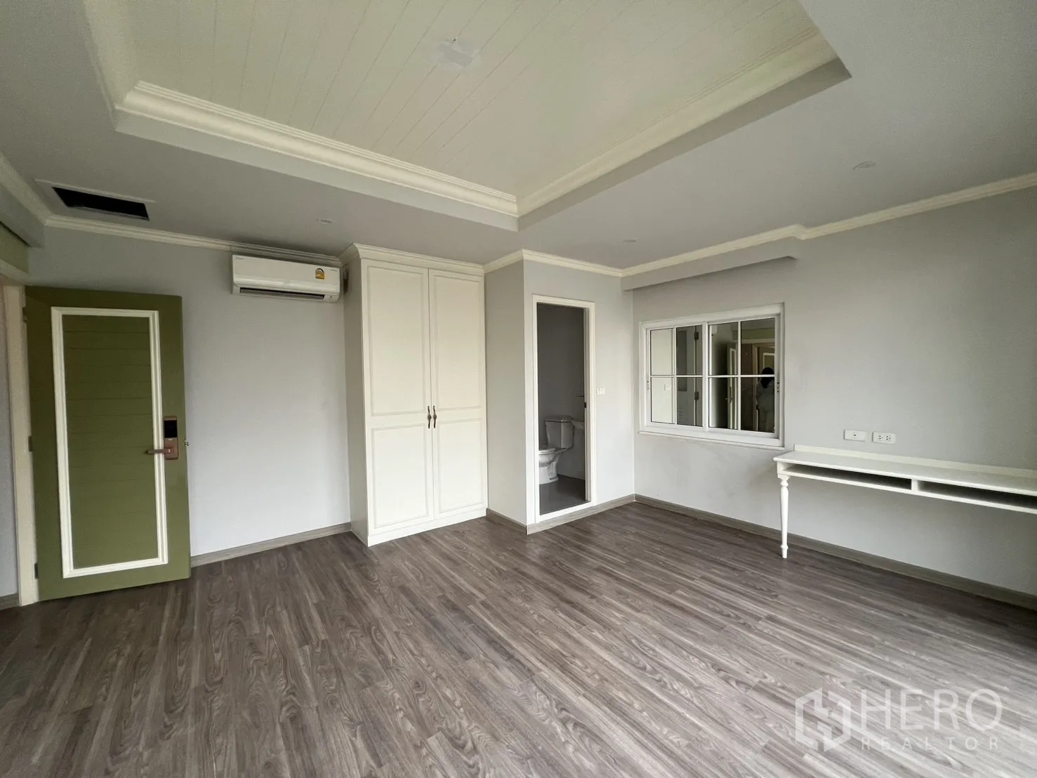 Shophouse for rent in Bang Rak, Bangkok - Upper-level office room featuring built-in wardrobe and ensuite bathroom.
