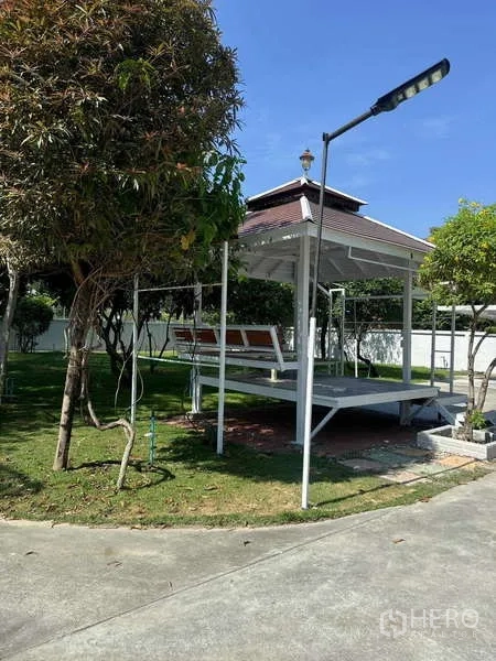 独立式住宅 出租在Samut Prakan - 景观花园，凉亭、草坪和成树。