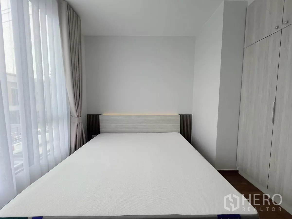 联排别墅 出租在Bang Phli, Samut Prakan - 卧室内床靠窗并设衣柜