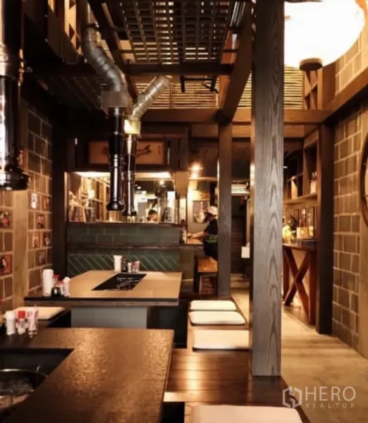 店屋 出租在Bang Rak, Bangkok - 木与砖墙内饰，内置餐桌与通风管道，适合餐饮经营。