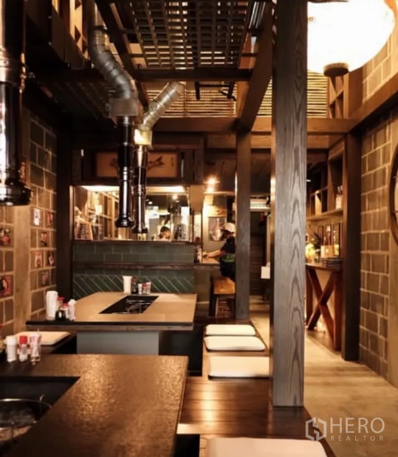 店屋 出租在Bang Rak, Bangkok - 木与砖墙内饰，内置餐桌与通风管道，适合餐饮经营。
