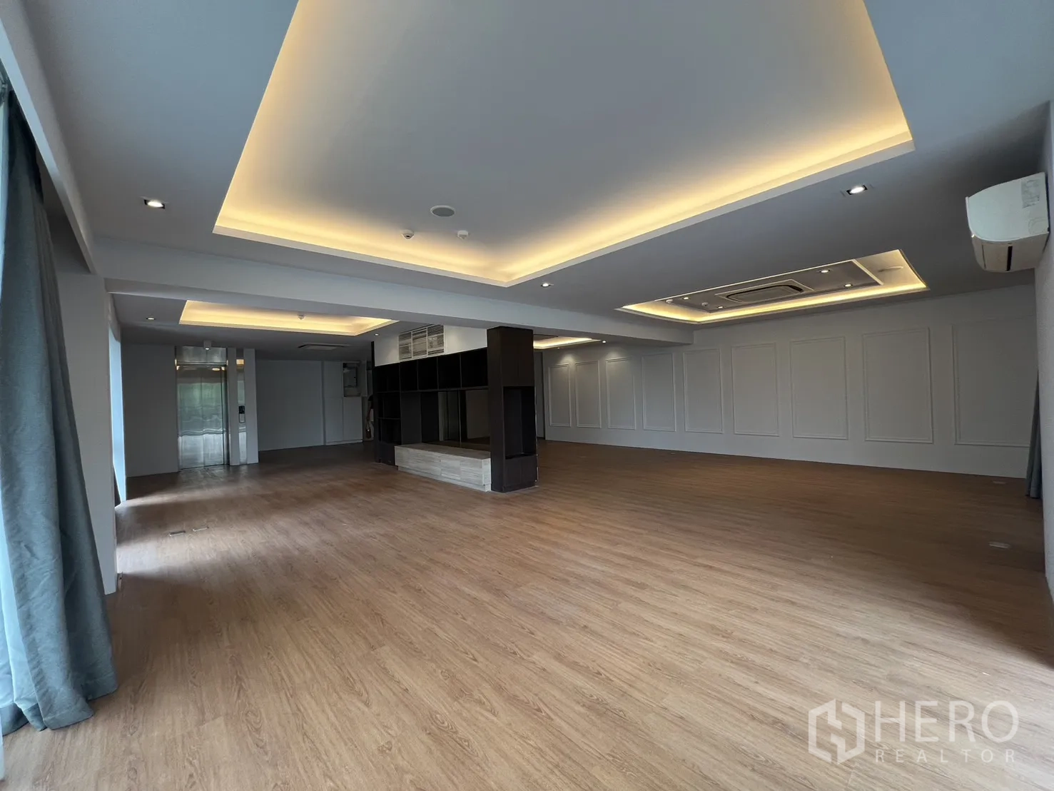 Retail Space for rent in Khlong Toei, Bangkok - Rooftop indoor room with panoramic city views through glass walls.