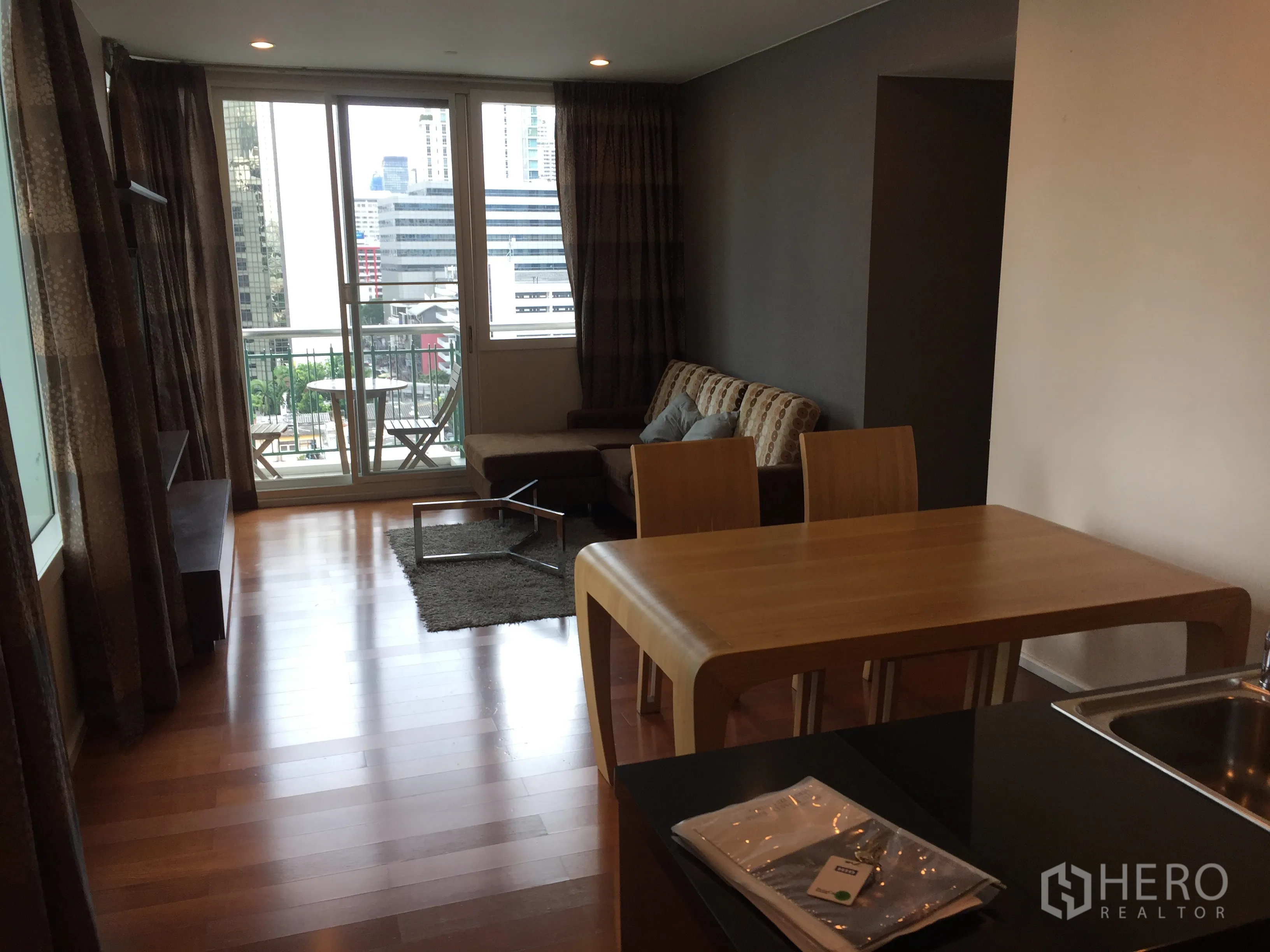 公寓 出租或出售在Watthana, Bangkok - 客餐厅连接阳台，落地推拉门，城市景观尽收眼底