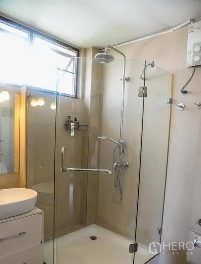 带办公室的家 出租在Min Buri, Bangkok - 现代浴室，玻璃淋浴房与顶喷花洒，带窗采光