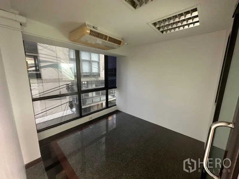 办公空间 出租在Sathon, Bangkok - 小型会议室，带窗户与内置空调，深色花岗岩地面。