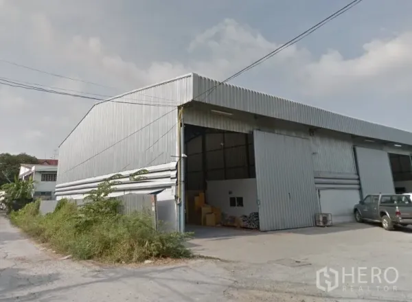 คลังสินค้า ให้เช่าในPak Kret, Nonthaburi - อาคารโกดังผนังเมทัลชีท ปากเกร็ด หลังคาทรงจั่วสูง ประตูสไลด์กว้าง พร้อมลานคอนกรีตหน้าโกดังริมซอย