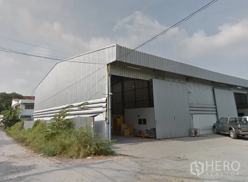 คลังสินค้า ให้เช่าในPak Kret, Nonthaburi - อาคารโกดังผนังเมทัลชีท ปากเกร็ด หลังคาทรงจั่วสูง ประตูสไลด์กว้าง พร้อมลานคอนกรีตหน้าโกดังริมซอย
