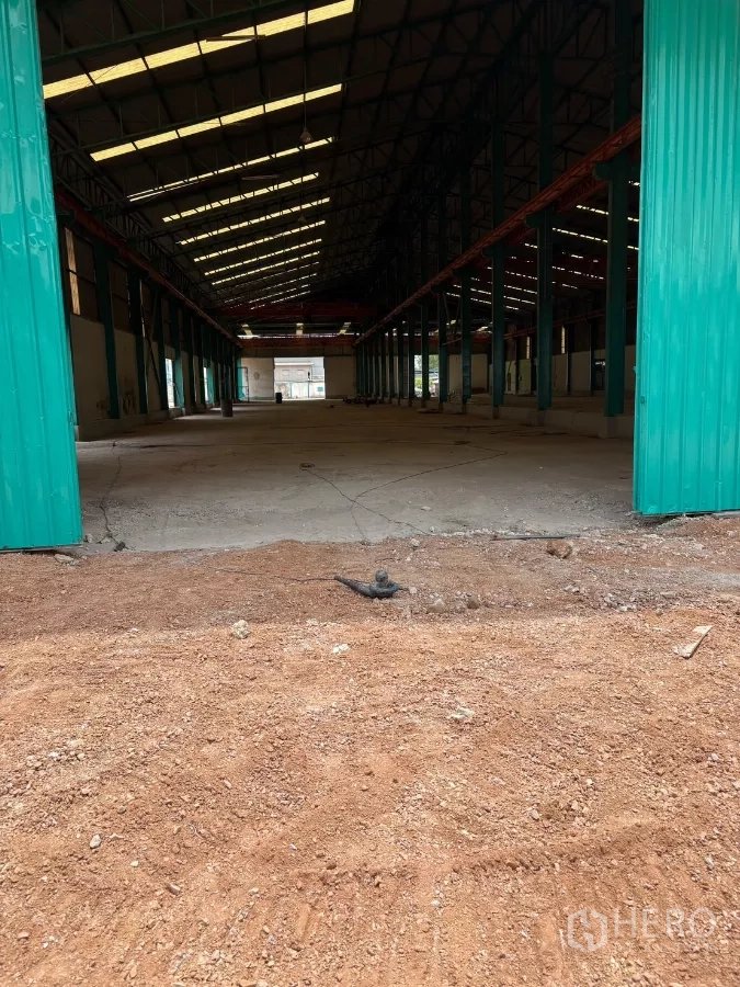 โรงงาน ให้เช่าในMueang Samut Sakhon, Samut Sakhon - ประตูบานสไลด์สีเขียวขนาดใหญ่ เปิดเชื่อมลานกับพื้นที่ภายในโรงงาน.