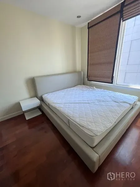 公寓 出租在Khlong Toei, Bangkok - 次卧配软包床与床头柜，卷帘窗帘，采光充足。