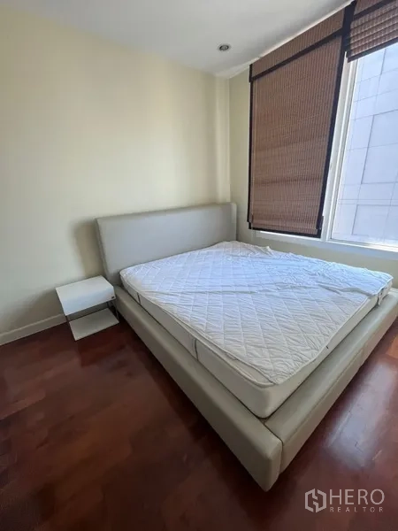 公寓 出租在Khlong Toei, Bangkok - 次卧配软包床与床头柜，卷帘窗帘，采光充足。