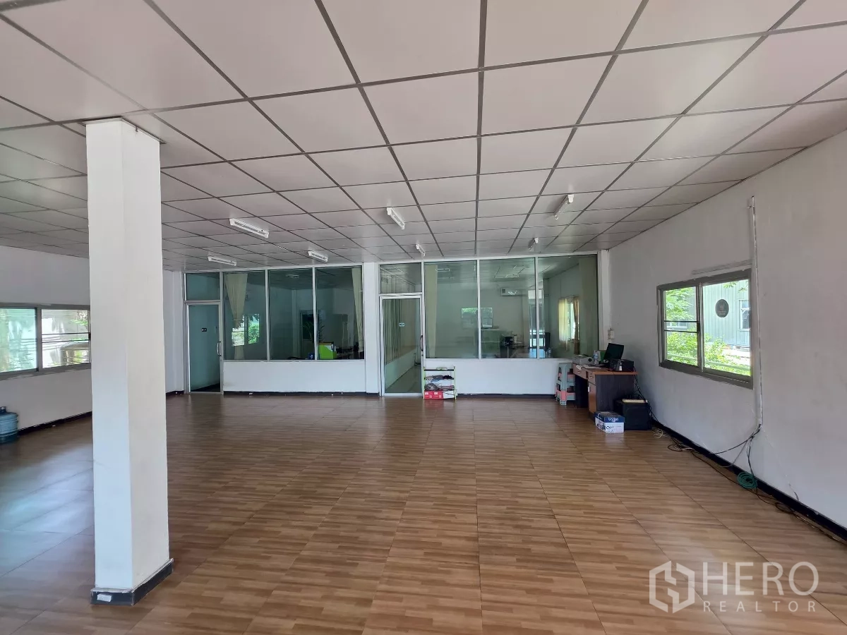 โรงงาน ให้เช่าในMueang Samut Sakhon, Samut Sakhon - พื้นที่ออฟฟิศโอเพ่นสเปซ มีห้องประชุมกระจก พื้นกระเบื้อง และแสงธรรมชาติ