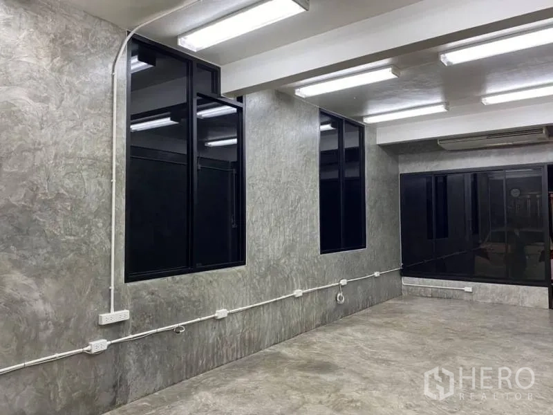 带办公室的家 出租在Bang Rak, Bangkok - 明亮工作区，黑框窗、清水混凝土墙与明线布管。