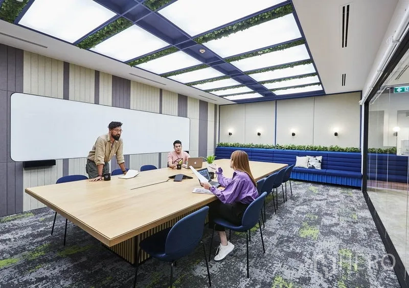 สำนักงาน ให้เช่าในPathum Wan, Bangkok - ห้องประชุมผนังกระจก โต๊ะยาว แผงไฟบนเพดาน และไวท์บอร์ด