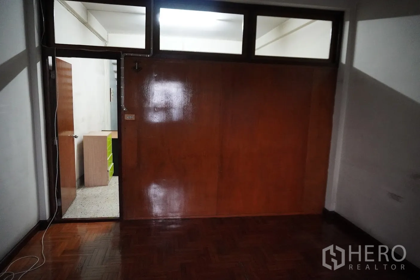 อาคารพาณิชย์ ให้เช่าในWatthana, Bangkok - ห้องพื้นปาร์เกต์ ผนังไม้เงา เชื่อมโถงเล็ก
