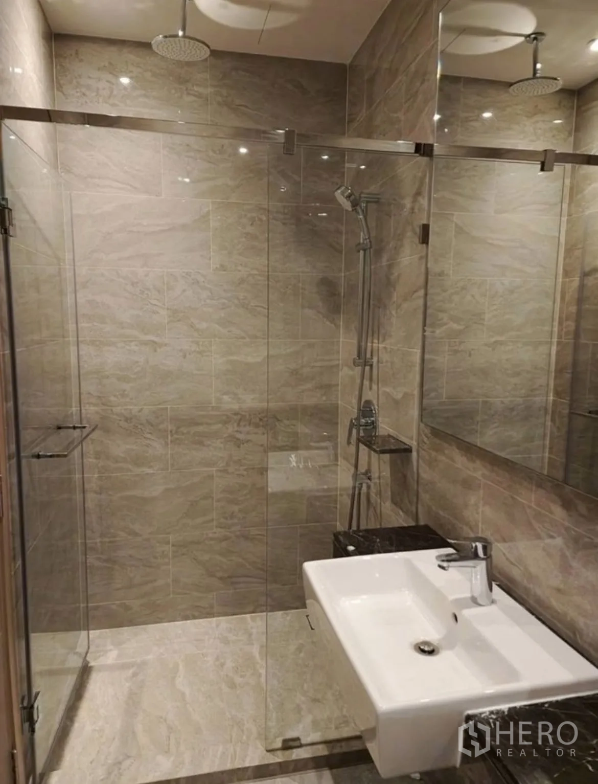 Condominium for rent in Din Daeng, Bangkok - Rain shower in a glass enclosure clad in stone-look tiles.