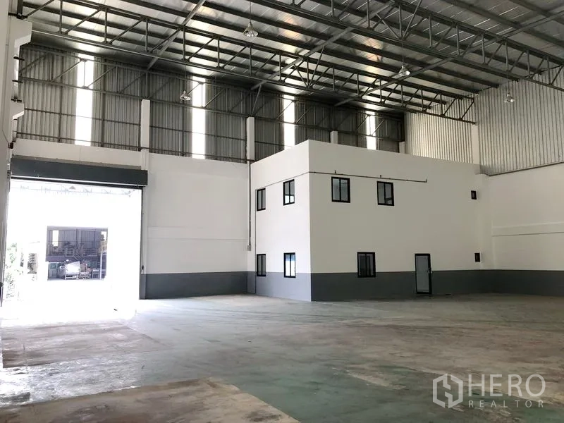 工厂 出租或出售在Samut Prakan - 宽敞生产区，高层净空，角落设有内部办公室。