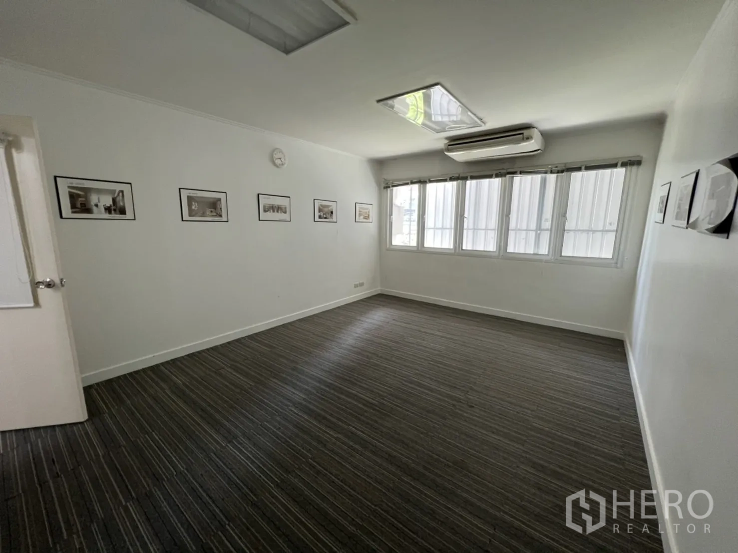 Shophouse for rent or sale in Watthana, Bangkok - Bright meeting room with windows, blinds and framed photos.