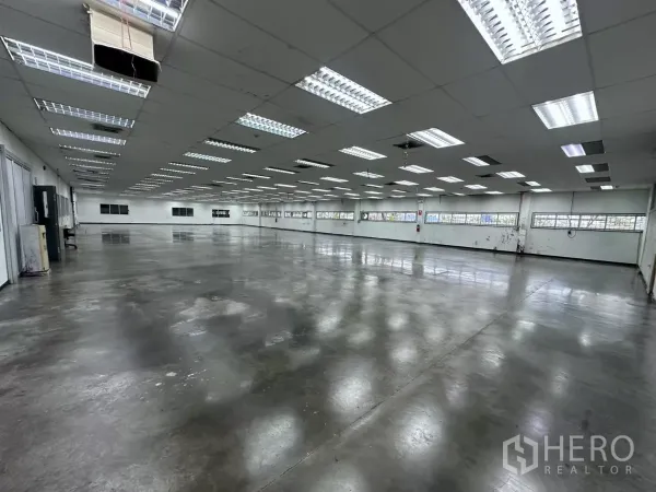 工厂 出售在Lat Krabang, Bangkok - 宽阔制造区域，反光地面与成排日光灯。