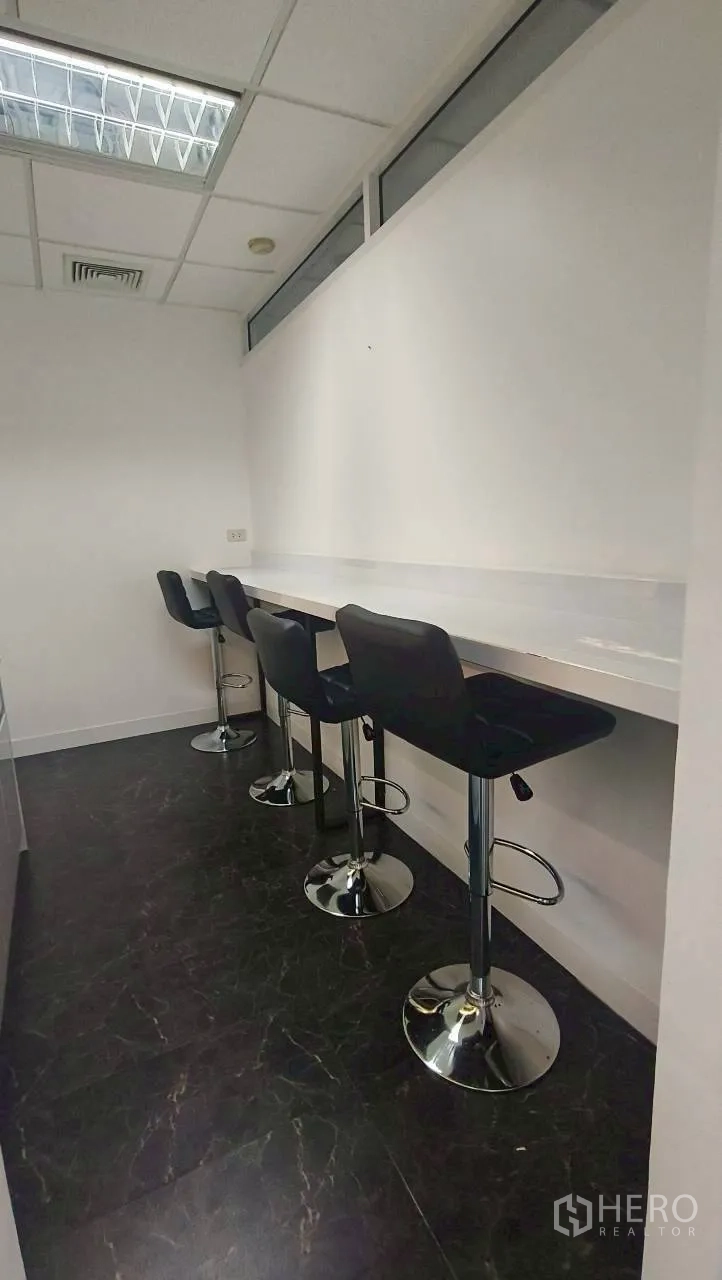 ออฟฟิศ for rent in Ratchathewi, Bangkok - เคาน์เตอร์นั่งสูงพร้อมสตูลปรับระดับในแพนทรี.