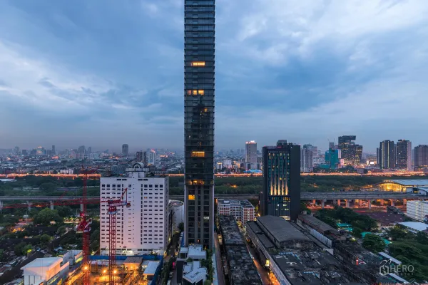 公寓 出租在Ratchathewi, Bangkok - 公寓高层眺望傍晚曼谷天际线的景色
