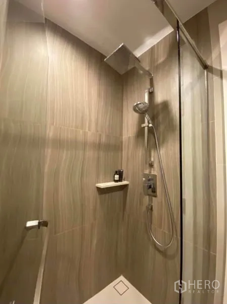 Condominium for rent or sale in Phaya Thai, Bangkok - Glass shower enclosure featuring rain shower and handheld set.