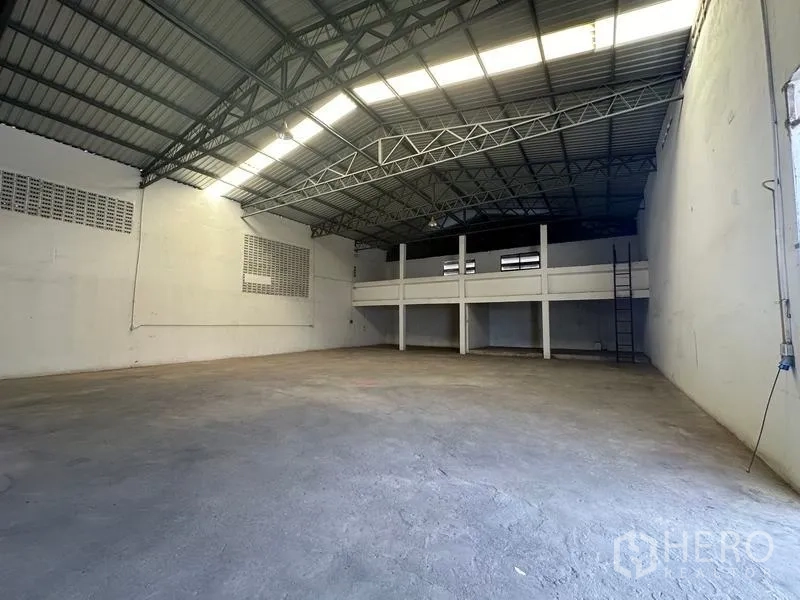 Warehouse for rent in Mueang Pathum Thani, Pathum Thani - Interior facing the mezzanine platform with ladder access, high-bay lights and unobstructed floor space.