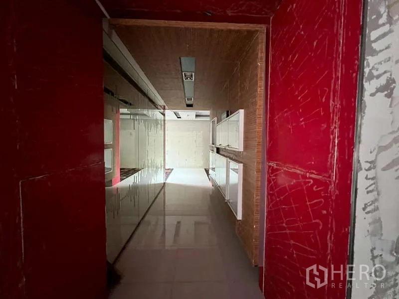 สำนักงาน ให้เช่าในWatthana, Bangkok - ช่องประตูสีแดงนำสู่โถงสว่างที่มีช่องโชว์บนผนัง