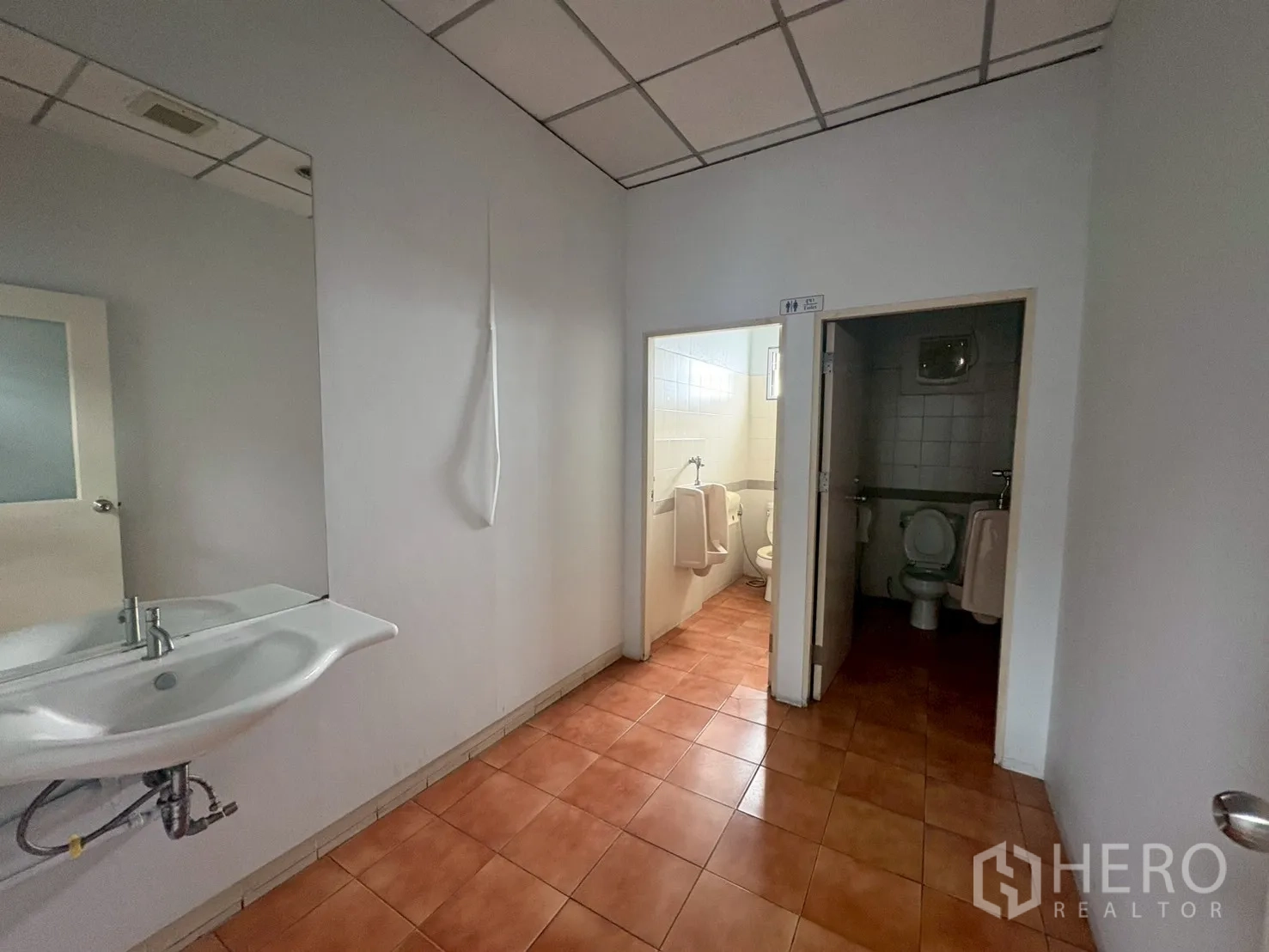 คลังสินค้า for rent in Phra Khanong, Bangkok - ห้องน้ำสะอาดพร้อมอ่างล้างมือและห้องสุขาแยกชายหญิง.