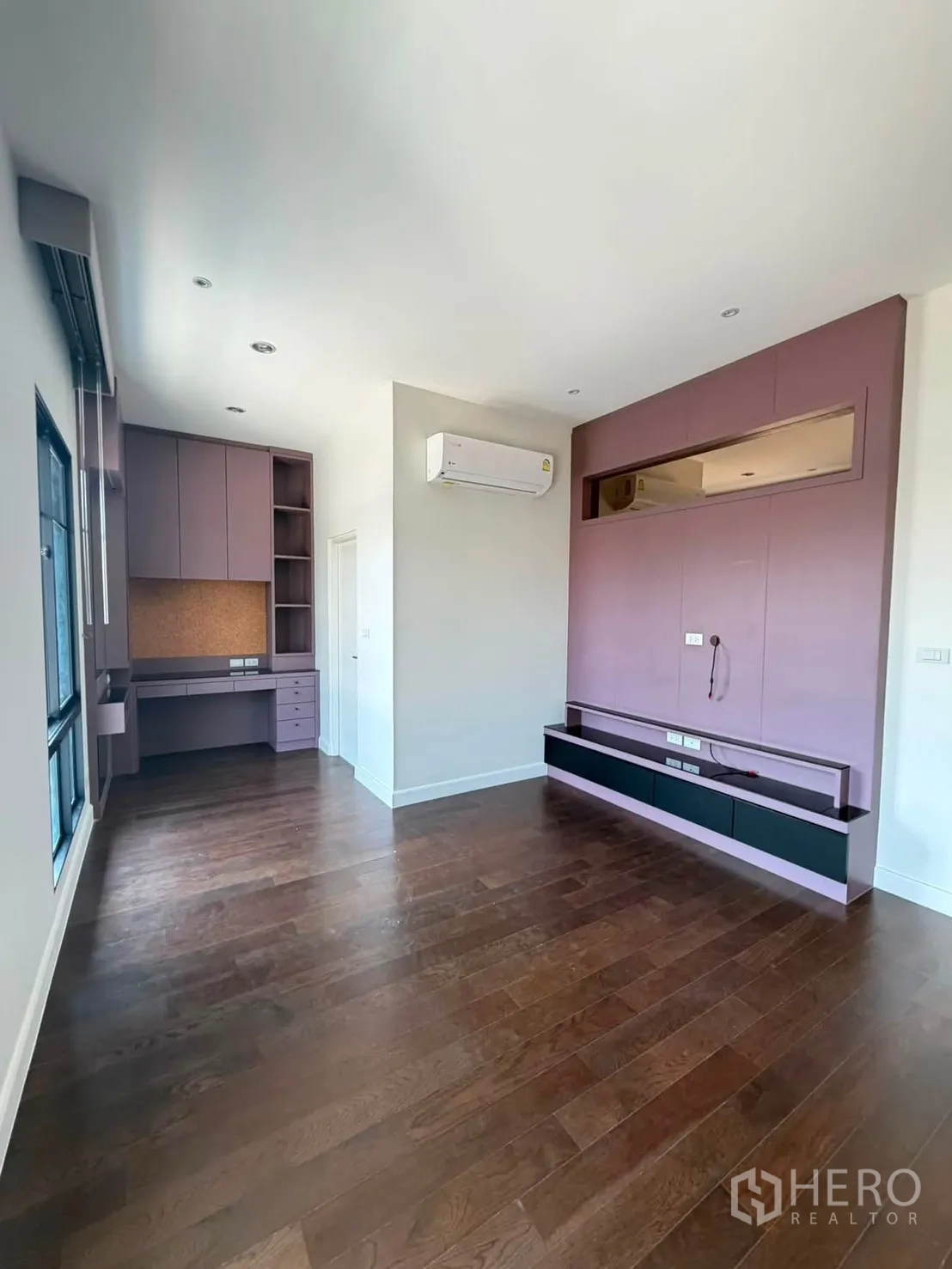 บ้านเดี่ยว for rent or sale in Prawet, Bangkok - ห้องนอนมีโต๊ะทำงาน บิลท์อินสีชมพู และพื้นไม้